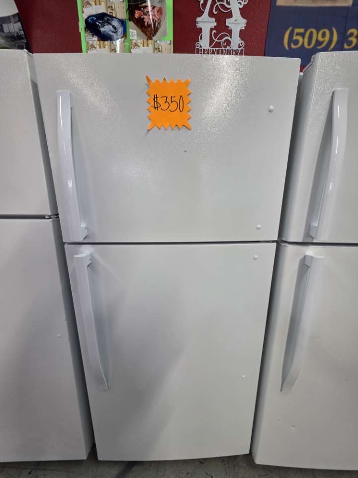 White Top-Freezer Refrigerator