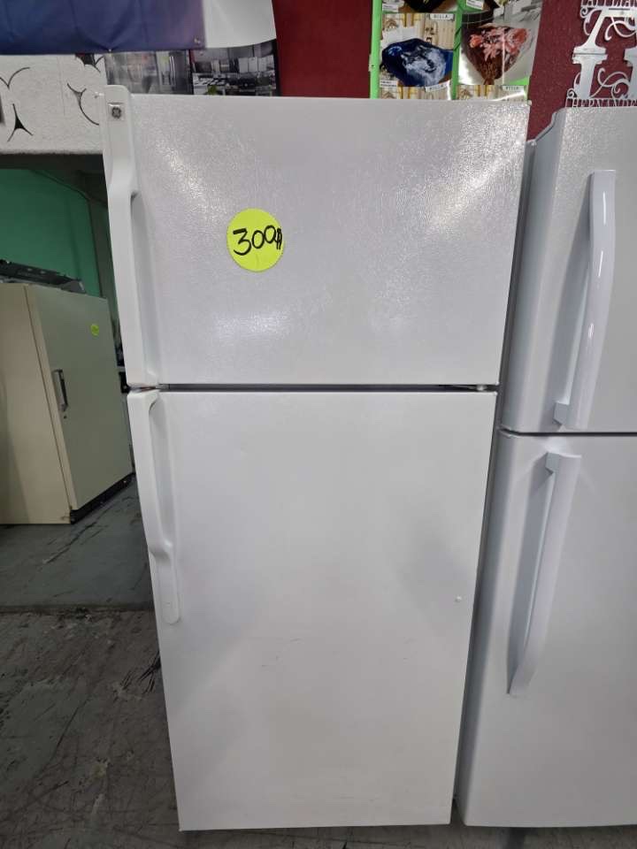 White Top-Freezer Refrigerator